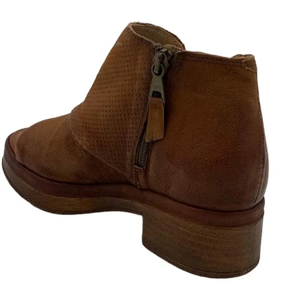 MIZ MOOZ, BRAND NEW, NEVER WORN GORGEOUS SUEDE LEATHER SANDALS